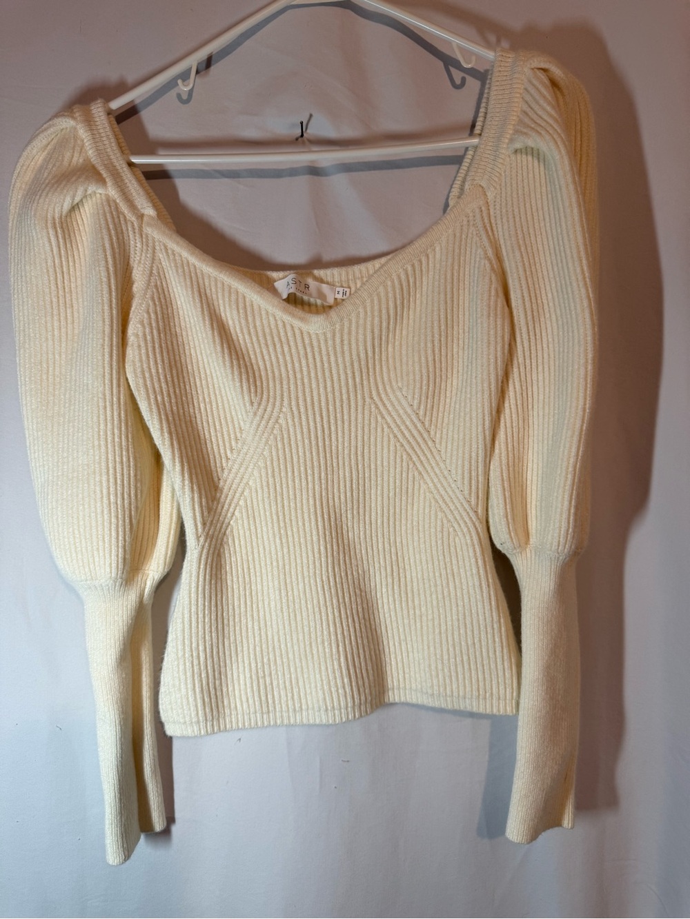 ASTR The Label Puff Sleeve Ribbed Sweater M Off White Sweetheart Neck Fitted
